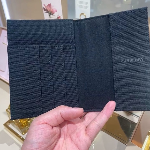 Burberry Passport Holder NEW - Picture 2 of 5